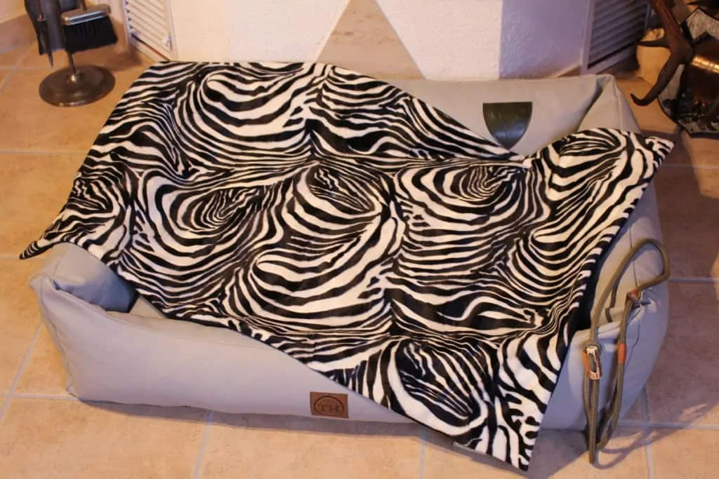 Orthopädisches Hundebett Jagdlich Leder Graugnas von Traumhund mit Hundedecke Zebra