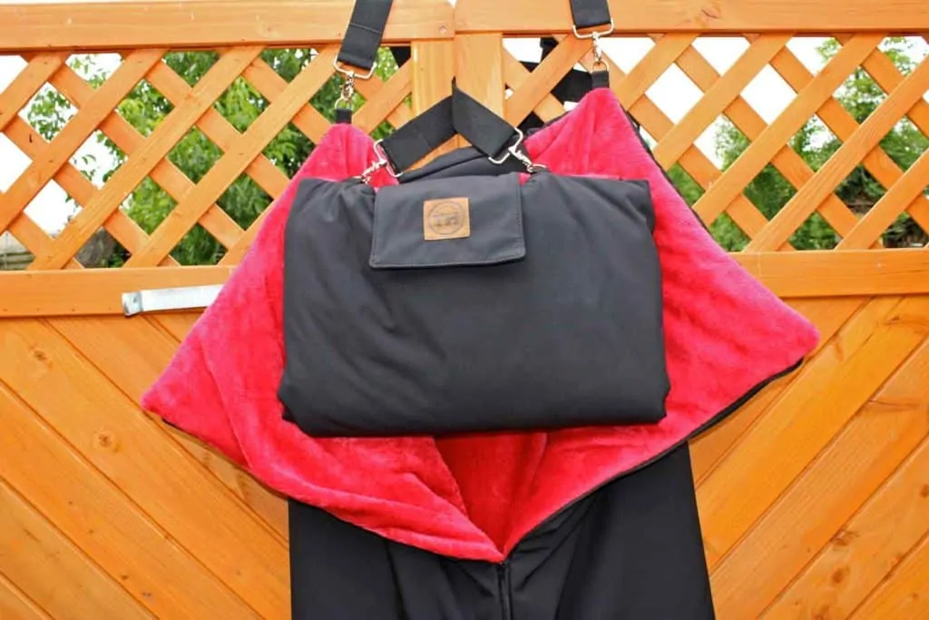 Traumhund® Picknick: Outdoordecke und Tasche Schwarz Rot an Wand
