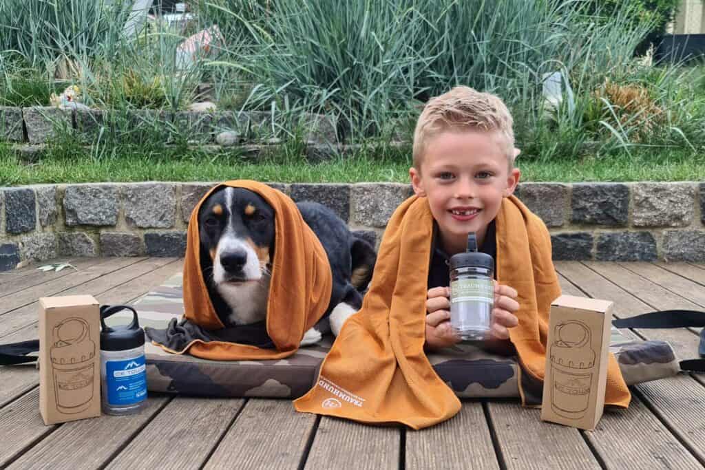 Ice Towel von Traumhund auf orthopädischer Hundematte Adventure mit Willy